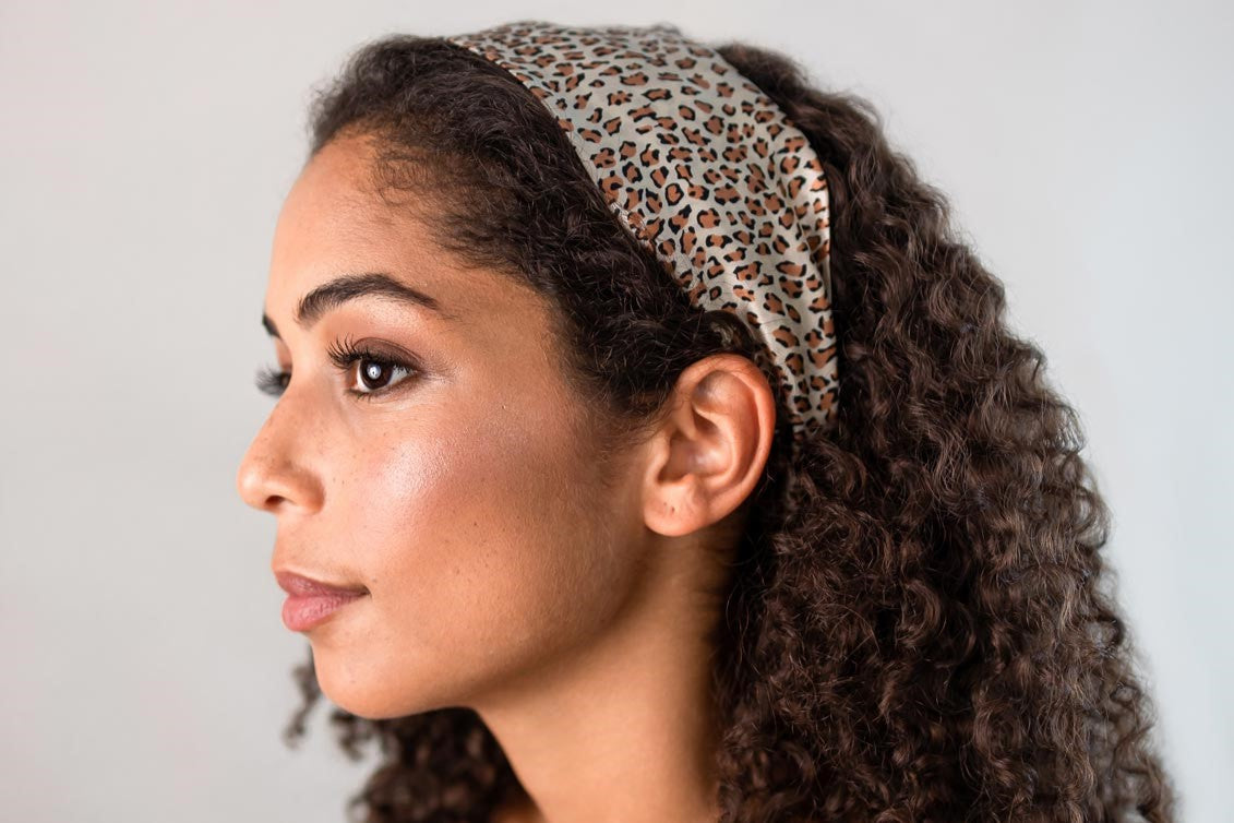 Verliebe dich in unsere breiten Haarbänder für Damen und lass Dich begeistern von den eleganten Stirnbändern aus Seide.