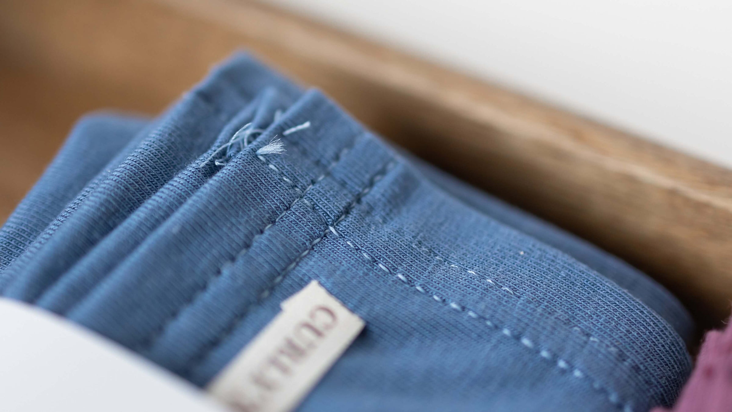 Ein hellblaues Bambus Handtuch von Curly'N'Covered mit nicht perfekt verarbeitetem Saum, perfectly unperfect eben.