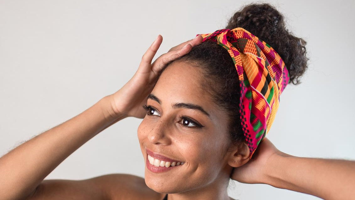 Hol dir unsere Kopftücher & Headwraps als Eyecatcher – unsere afrikanischen Kopfbedeckungen leuchten in Afrikas Farben.