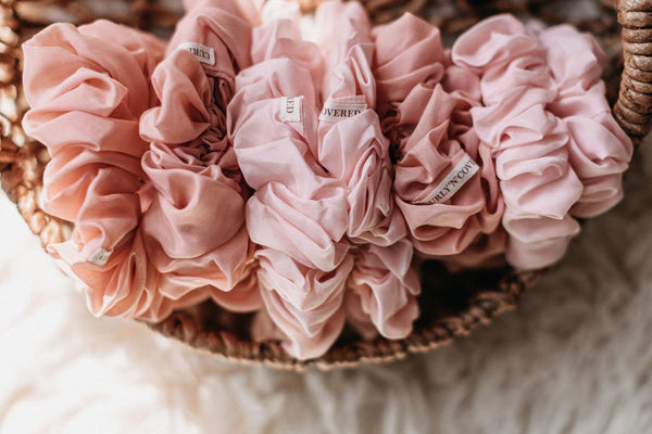 Warum Scrunchies die besseren Haargummis sind