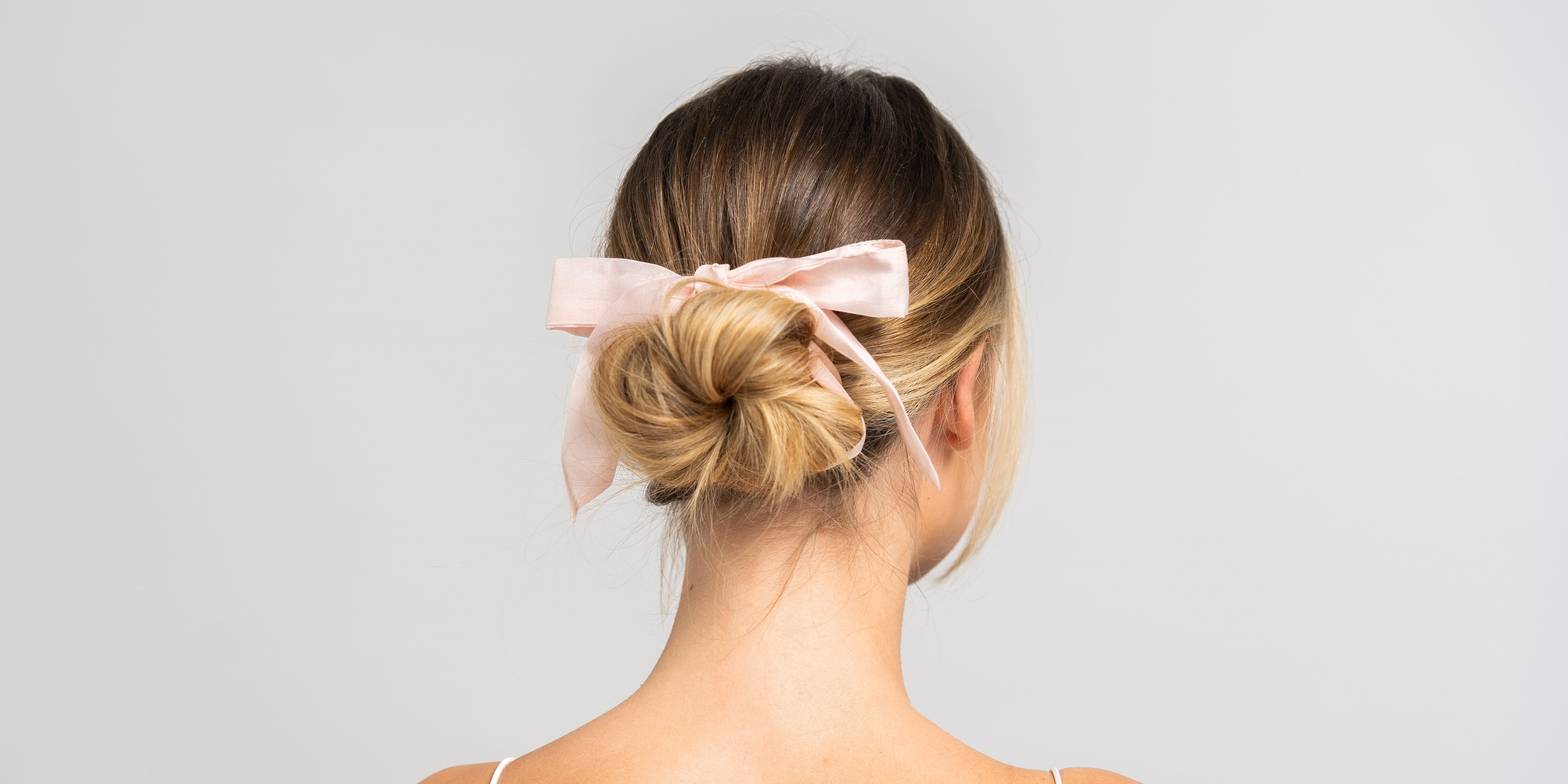 Unsere schmalen Seidenschals für Damen sind wahre Eyecatcher, ob als Seidentuch im Haar, Halstuch oder an der Handtasche