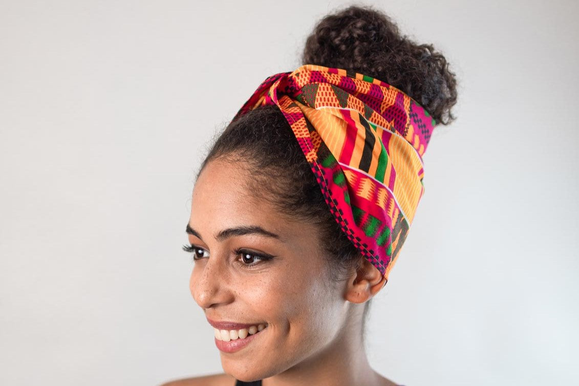 Verlieb dich in unsere farbenfrohen Head Scarfs & Head Wraps – Afrikas Farben machen deine Kopfbedeckung zum Eyecatcher.