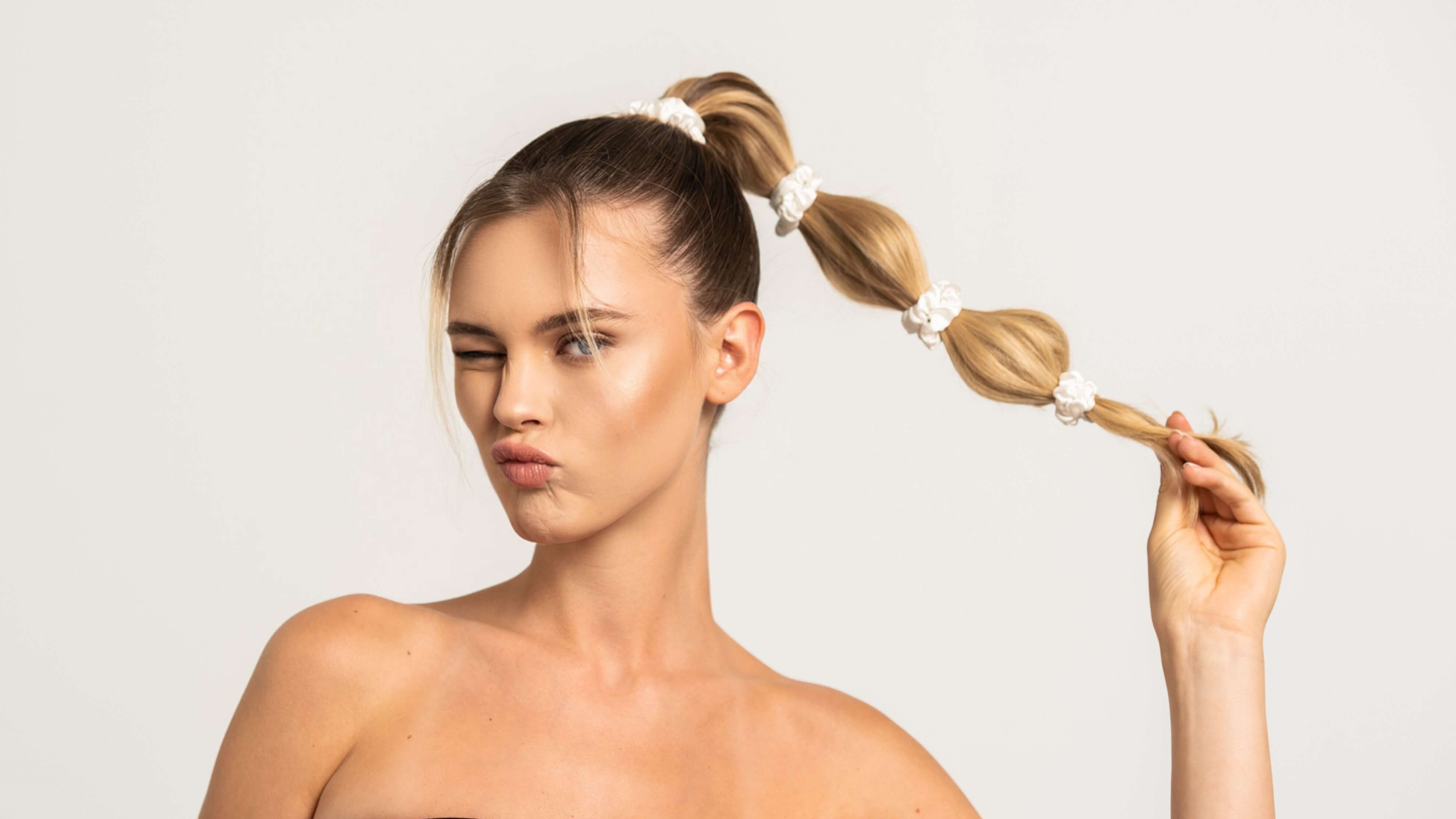 Freche Zöpfe mit Seiden Haargummis – aus Liebe zu deinen Haaren nimm unsere Mini Scrunchies aus edler Maulbeer-Seide