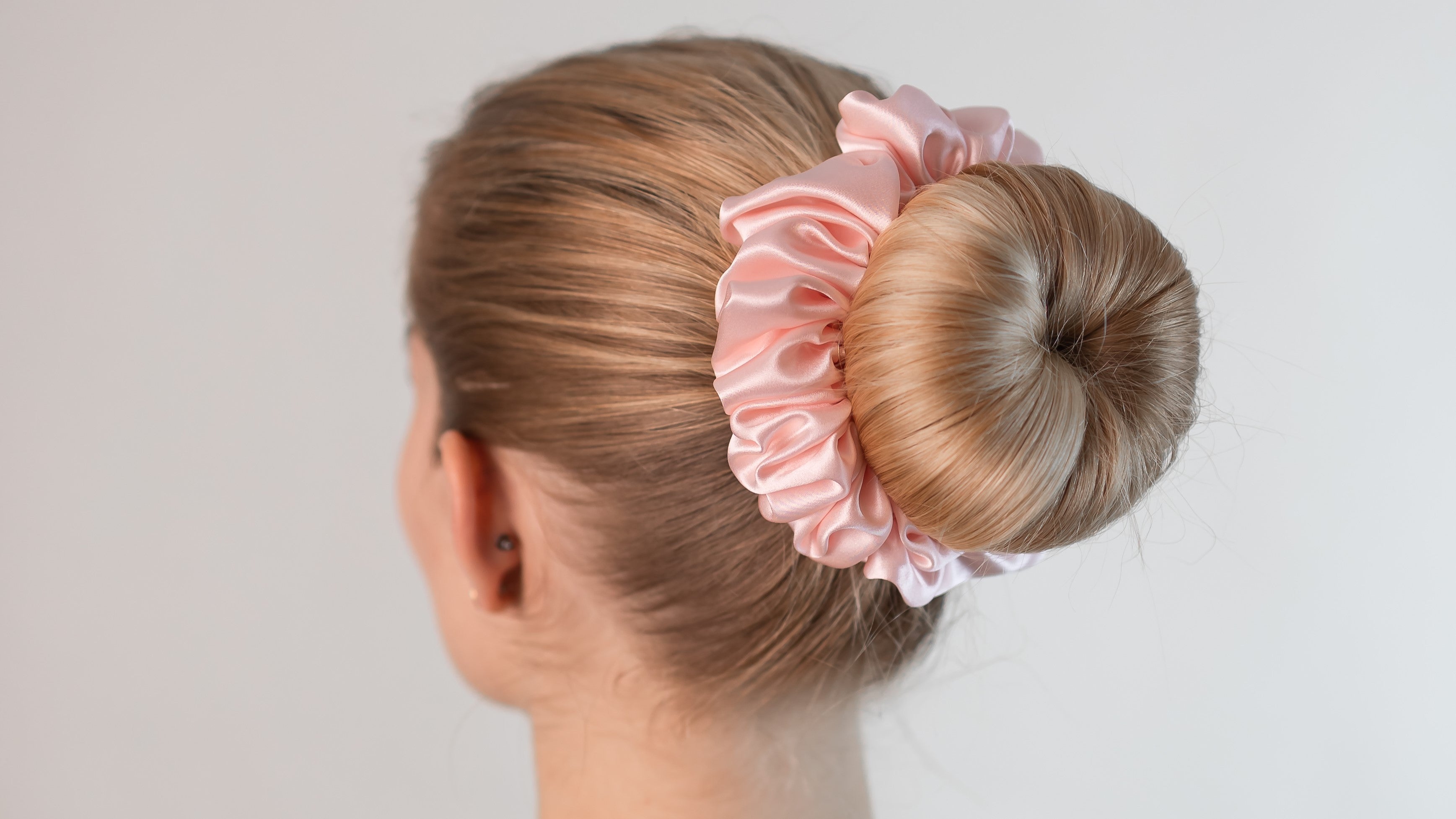 Verliebe dich in unsere sanftes Scrunchies für bezaubernde Haare - große Haargummis perfektionieren dein Haarstyling