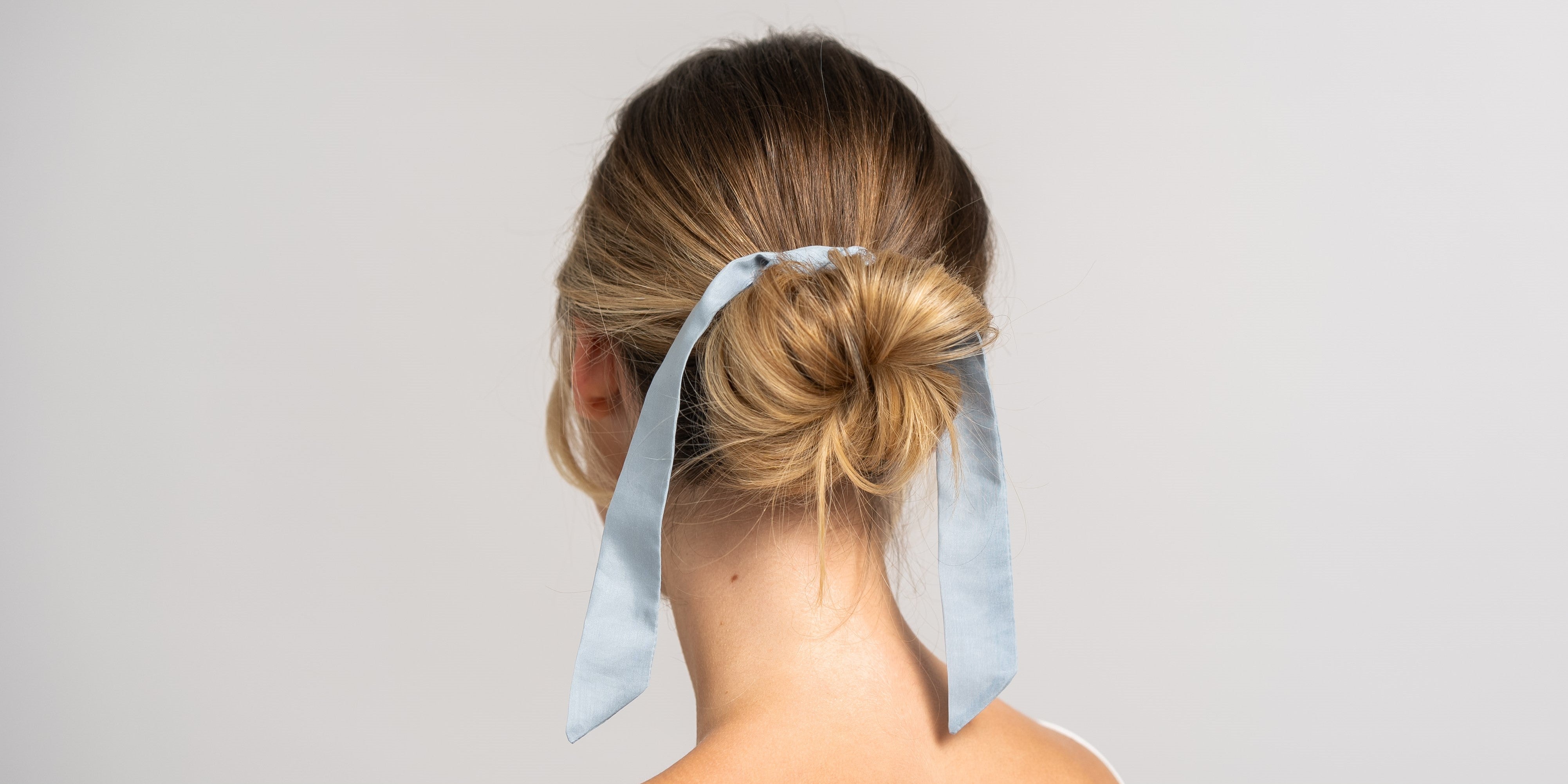 Veredle Deinen Look mit unseren schmalen Seidenschals aus Baumwolle & Seide - süße Seidentücher für süße Frisuren.