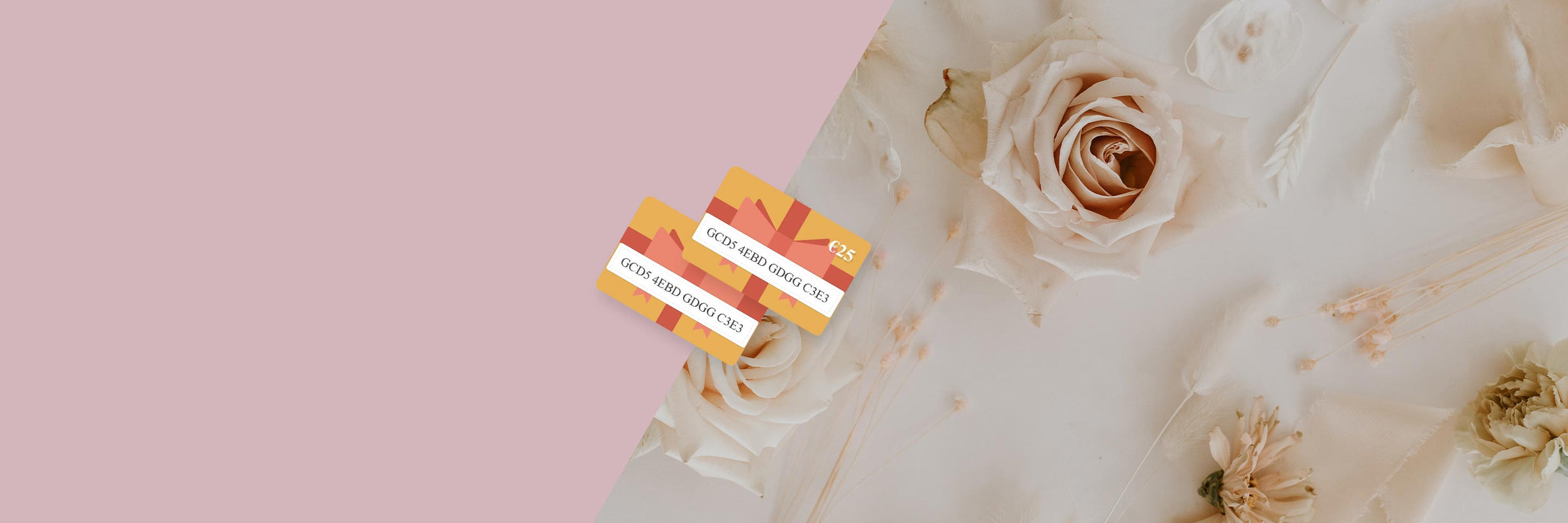 Zwei Geschenkgutscheine von Curly'N'Covered liegen vor rosafarbenen Hintergrund