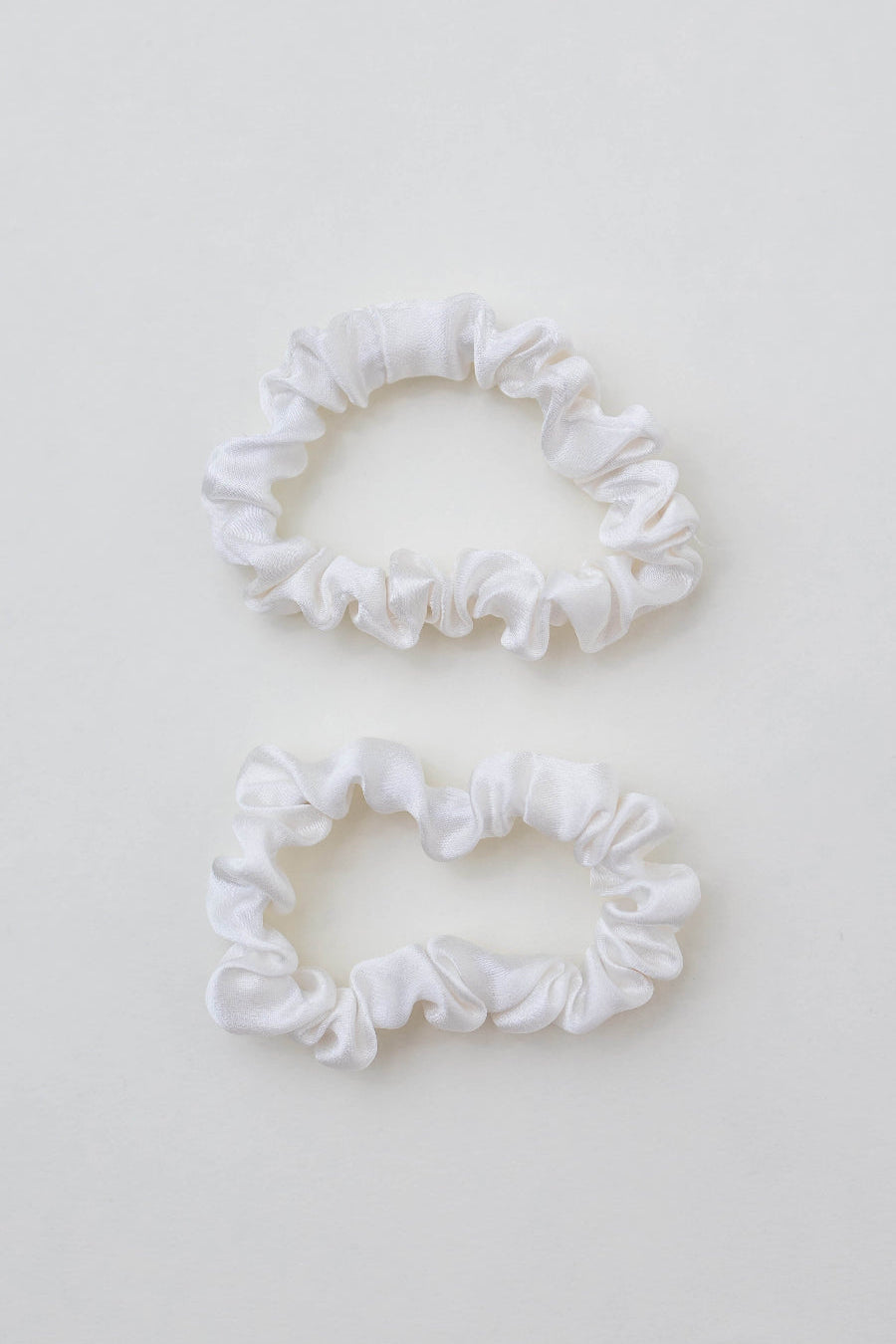 2er Bundle Mini Scrunchies von CURLY N COVERED aus reiner Maulbeer-Seide in Creme weiß auf weißem Hintergrund