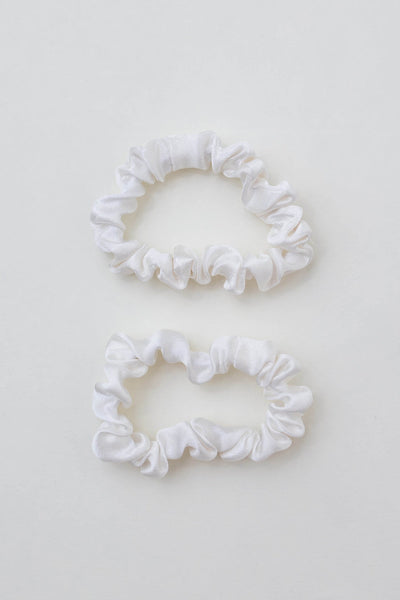 2er Bundle Mini Scrunchies von CURLY N COVERED aus reiner Maulbeer-Seide in Creme weiß auf weißem Hintergrund