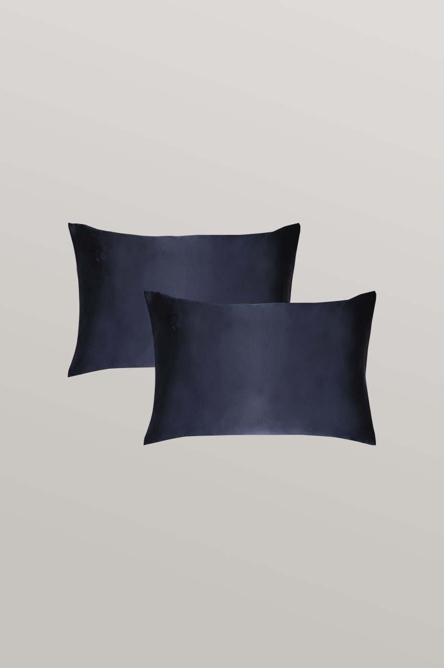 2er Bundle Seidenkissenbezüge in der Größe 40 x 60 cm in marineblau von Curly N Covered