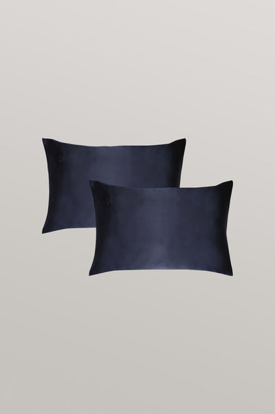2er Bundle Seidenkissenbezüge in der Größe 40 x 60 cm in marineblau von Curly N Covered