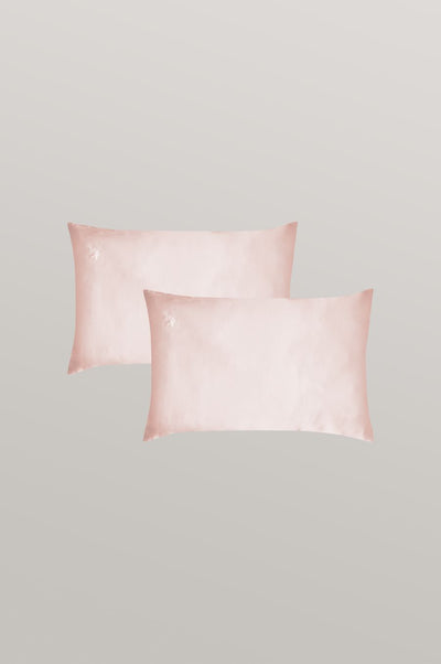 2er Bundle Seidenkissenbezüge in der Größe 40 x 60 cm in zart rosa von Curly N Covered