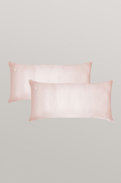 2er Bundle Seidenkissenbezüge in der Größe 40 x 80 cm in zart rosa von Curly N Covered