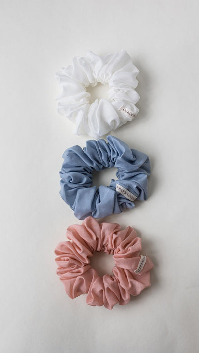 3er Bundle Scrunchies in der Größe M (Cotton-Silk) von Curly'N'Covered in den Farben Weiß, Himmelblau und Rosa