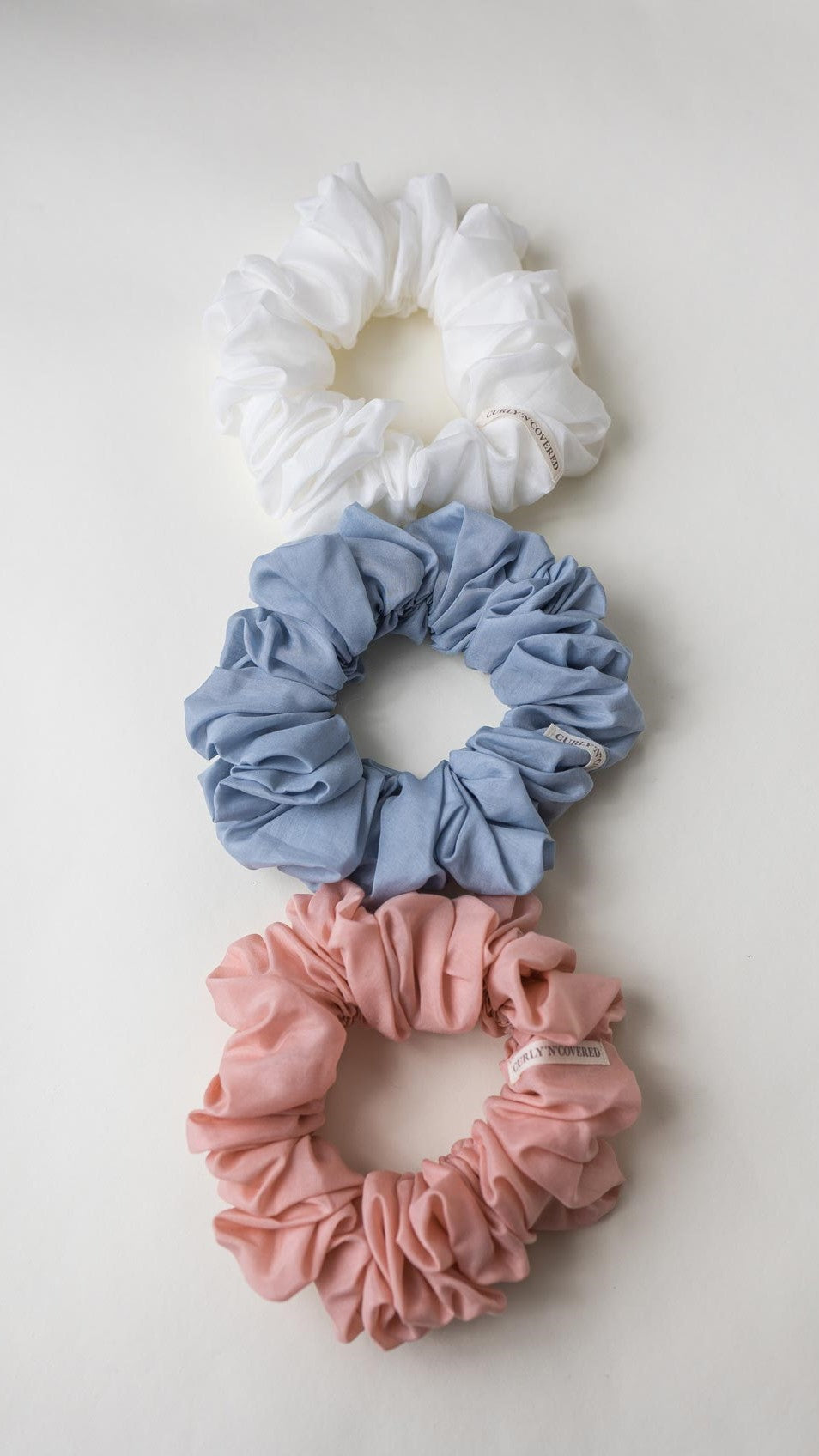 3er Bundle Scrunchies in der Größe XXL (Cotton-Silk) von Curly'N'Covered in den Farben Weiß, Himmelblau und Rosa