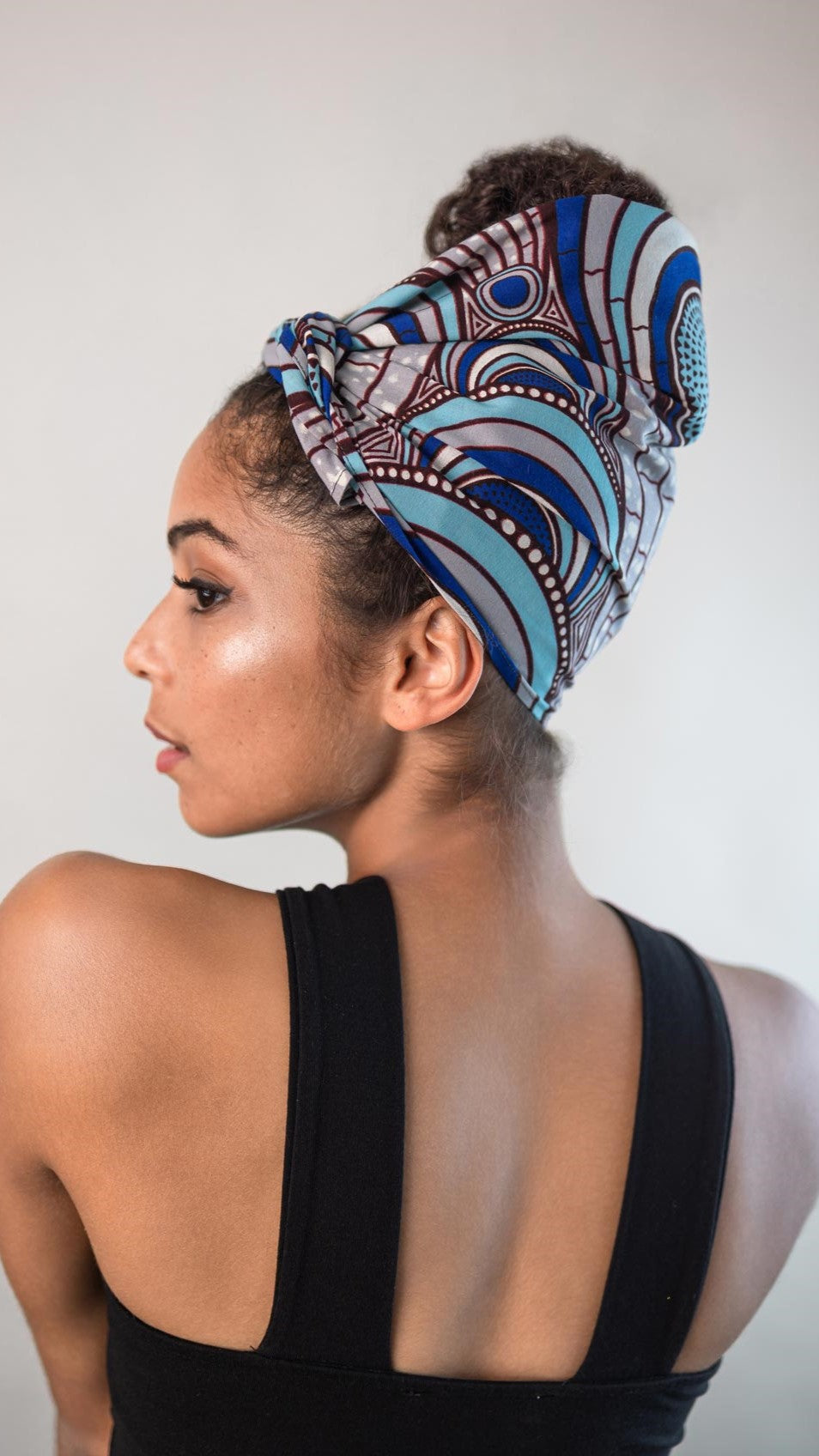 Afrikanisches Wax-Print Kopftuch in der Größe 30x85 von Curly'N'Covered aus Baumwolle in einem Muster aus weißen, blauen und türkisen Farben