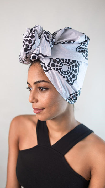 Afrikanisches Wax-Print Kopftuch in der Größe 58x180 von CURLY N COVERED aus Baumwolle in einem schwarz-weißen Muster