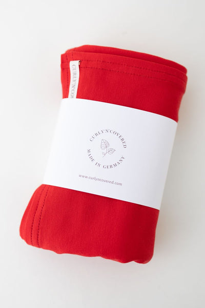 Bambus Haar Handtuch in der Farbe Mohn Rot von Curly N Covered, umwickelt mit einer Banderole
