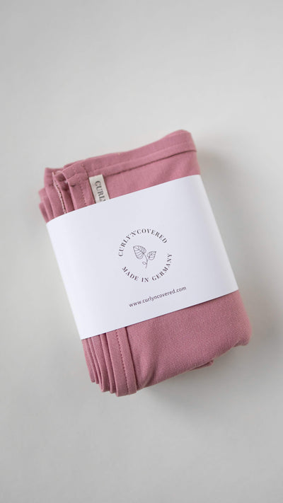 Bambus Haar Handtuch in rosa in den Maßen 50x80 von Curly'N'Covered, umwickelt mit einer Banderole