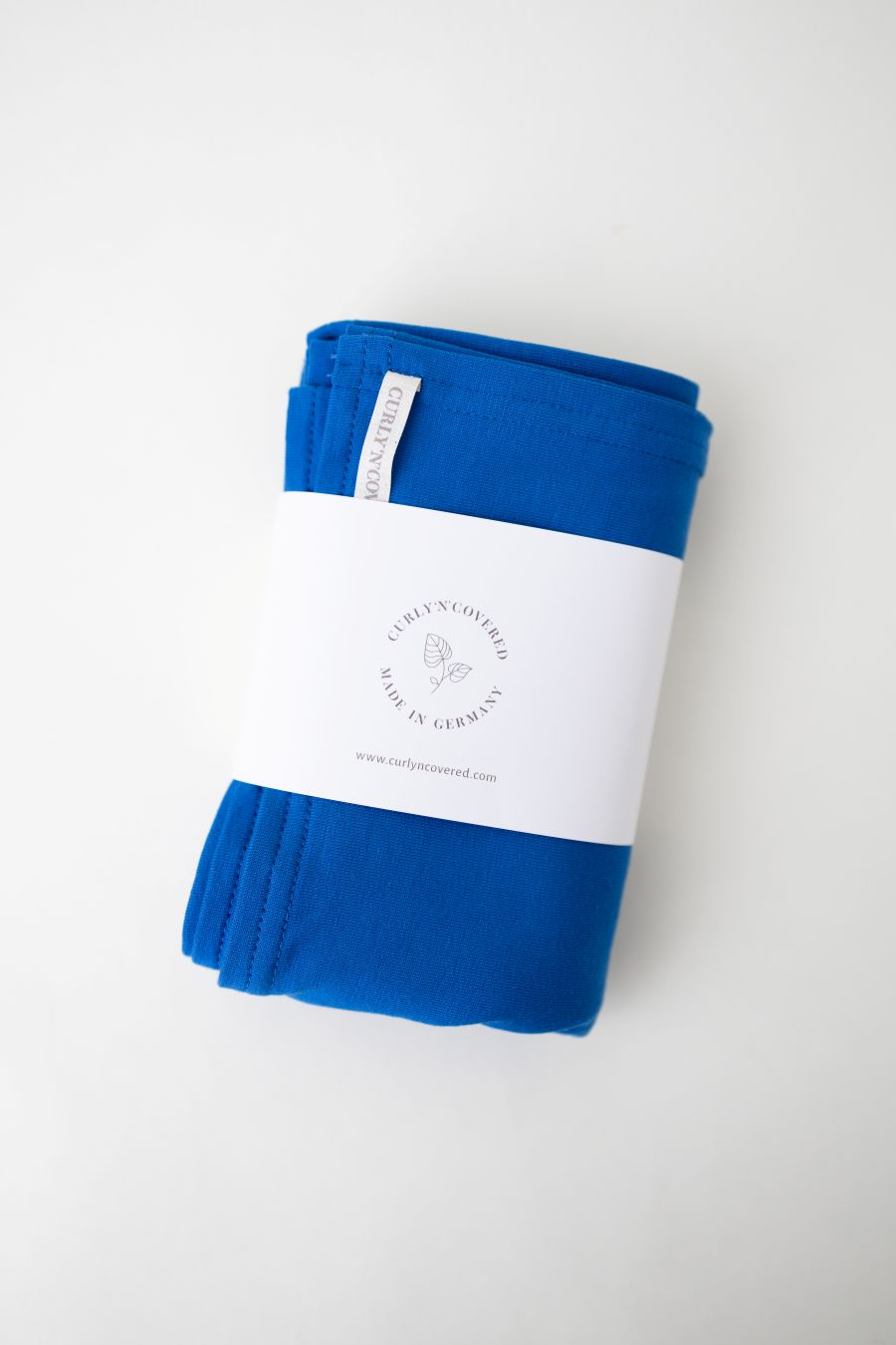 Bambus Haar Handtuch in der Farbe Royal Blau von Curly N Covered, umwickelt mit einer Banderole