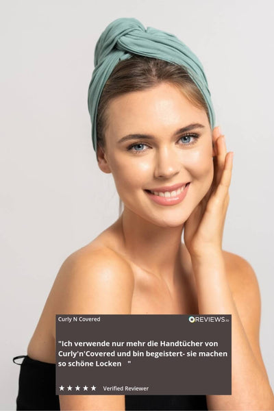 Wunderschöne Frau mit blonden Haaren trägt ein mint grünes Bambus Handtuch von Curly N Covered um ihre Haare zu ploppen.