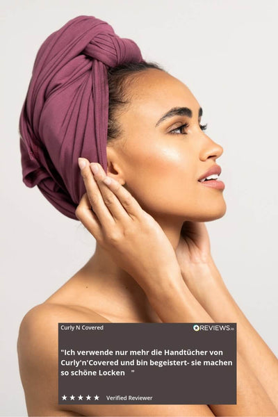 Wunderschöne Frau mit schwarzen Haaren trägt ein rotes Bambus Handtuch von Curly N Covered um ihre Haare zu ploppen.