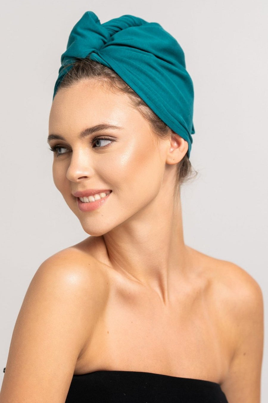 Bildschöne Frau trägt pertrol farbenes Bambus Turban Handtuch von CURLY N COVERED als Turban gewickelt
