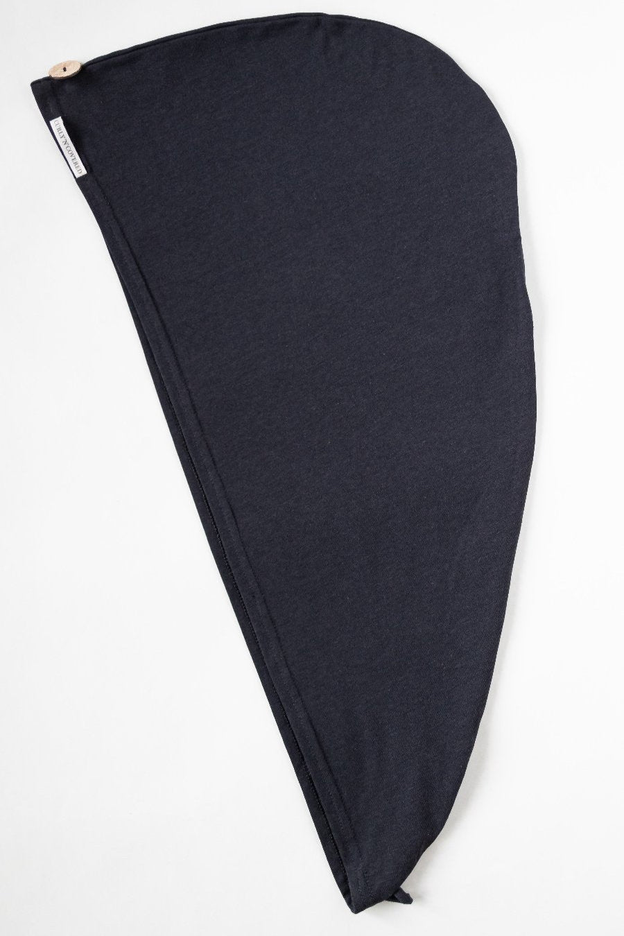 Bambus Turban Handtuch mit Kokosnussknopf in schwarz von CURLY N COVERED, ausgebreitet auf weißem Hintergrund