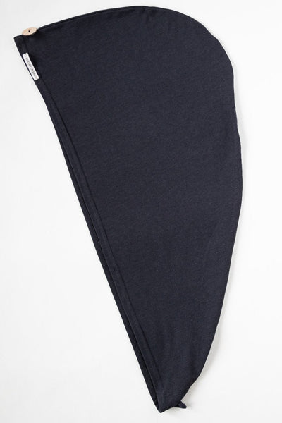 Bambus Turban Handtuch mit Kokosnussknopf in schwarz von CURLY N COVERED, ausgebreitet auf weißem Hintergrund