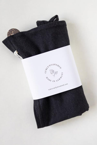 Bambus Turban Handtuch mit Kokosnussknopf in schwarz von CURLY N COVERED, mit Banderole umwickelt auf weißem Hintergrund