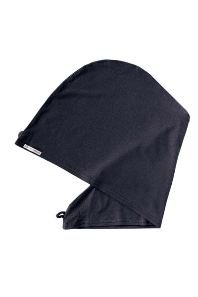 Bambus Turban Handtuch mit Kokosnussknopf in schwarz von CURLY N COVERED, einmal gefaltet auf weißem Hintergrund
