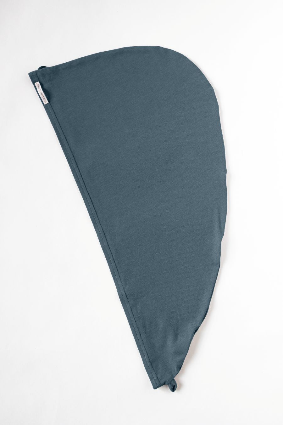 Bambus Turban Handtuch mit Kokosnussknopf in stahlblau von CURLY N COVERED, ausgebreitet auf weißem Hintergrund