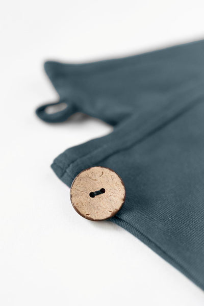 Bambus Turban Handtuch mit Kokosnussknopf in stahlblau von CURLY N COVERED, Detailaufnahme des Knopfes und der Schlaufe auf weißem Hintergrund