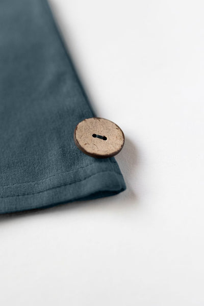 Detailaufnahme des Kokosnussknopfs des Bambus Turban Handtuchs in stahlblau von CURLY N COVERED