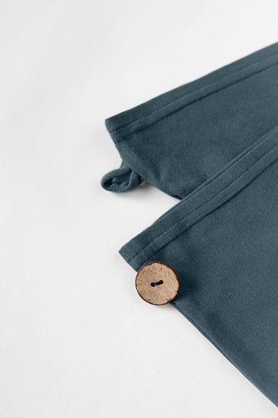 Detailaufnahme des Kokosnussknopfs und der Schlaufe des Bambus Turban Handtuchs in stahlblau von CURLY N COVERED