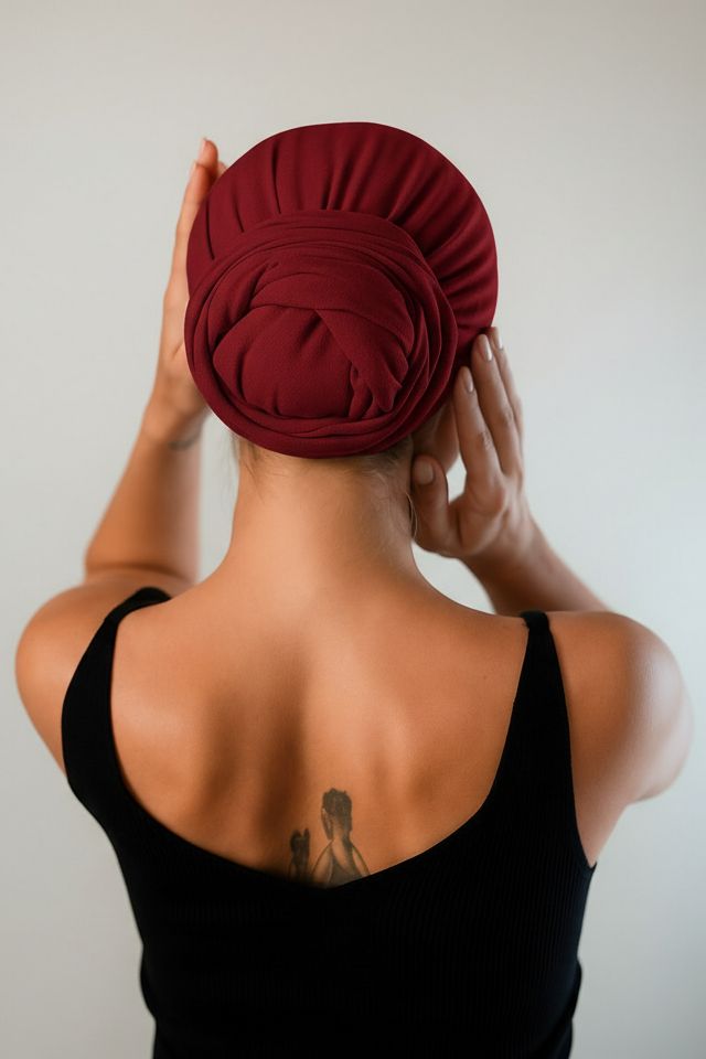 Rückansicht von einer hübschen Frau, die ein Baumwolle Haar Handtuch in Bordeaux von Curly N Covered als Turban trägt