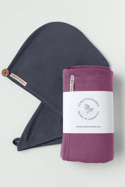 Ein Bundle aus rotem Haarhandtuch und grauem Turban Handtuch von CURLY N COVERED vor weißem Hintergrund