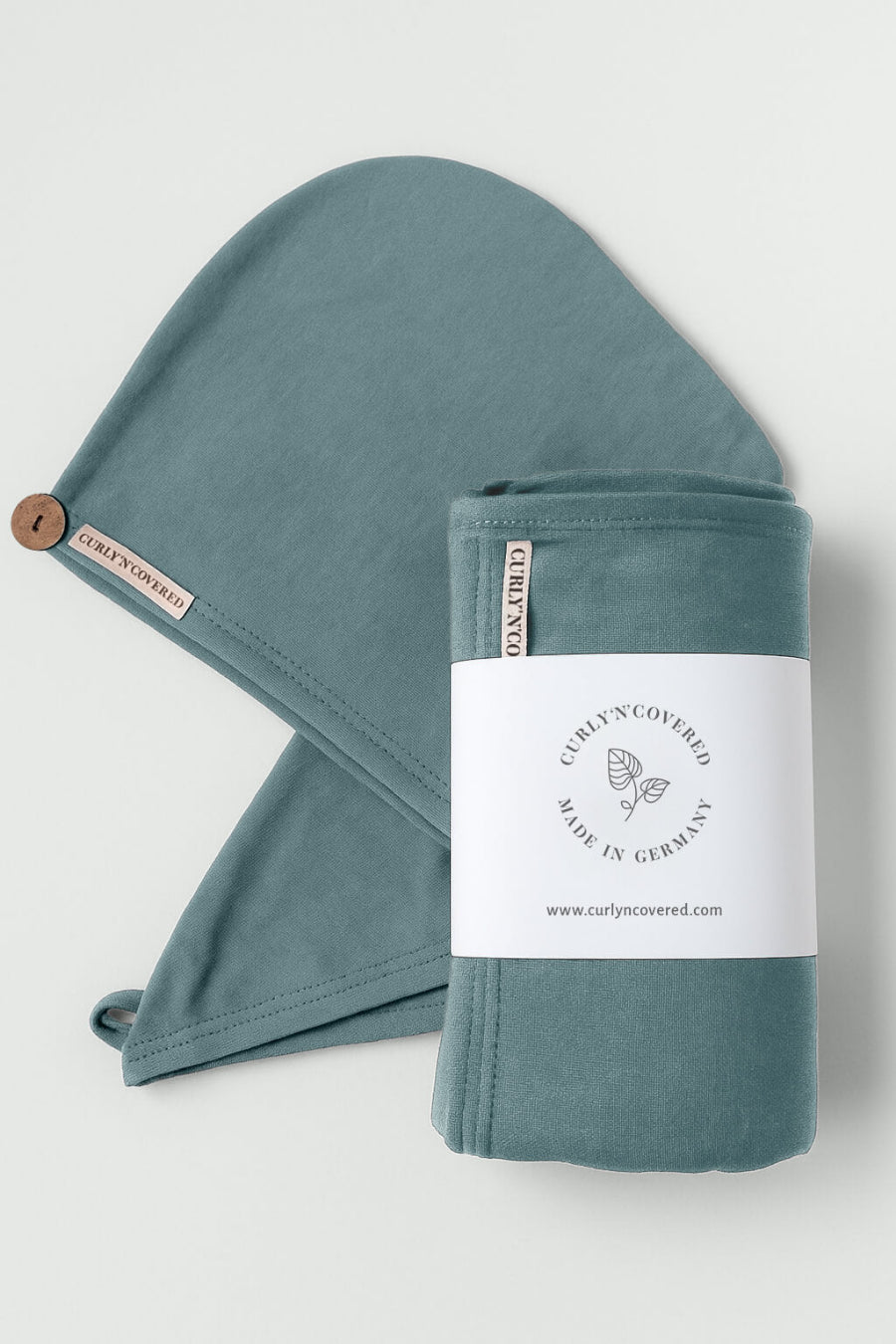Ein Bundle aus Haarhandtuch und Turban Handtuch in Mintgrün von CURLY N COVERED vor weißem Hintergrund