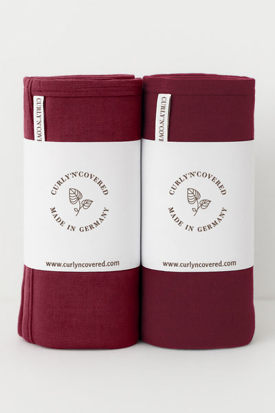 2er Bundle Bambus Haarhandtuch von Curly N Covered in der Farbe Bordeaux aus zertifizierter Bambus Viskose, beide Handtücher gerollt und mit Banderole umwickelt