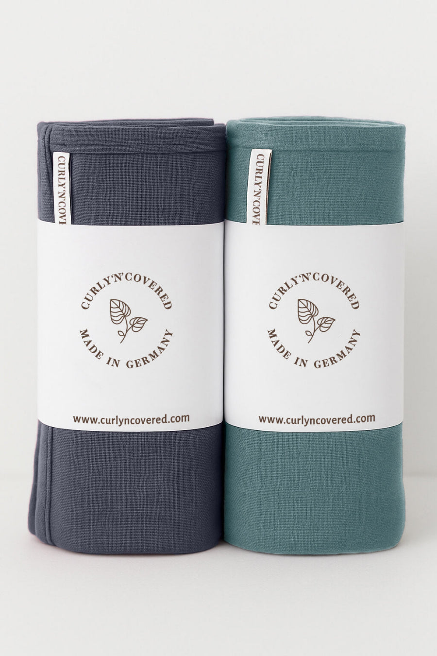 2er Bundle Bambus Haarhandtuch von Curly N Covered in den Farben Mintgrün und Grau aus zertifizierter Bambus Viskose, beide Handtücher gerollt und mit Banderole umwickelt