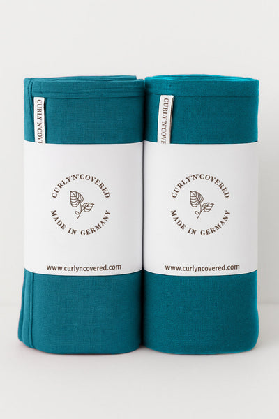 2er Bundle Bambus Haarhandtuch von Curly N Covered in der Farbe Petrol aus zertifizierter Bambus Viskose, beide Handtücher gerollt und mit Banderole umwickelt