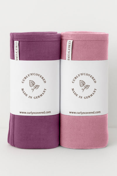 2er Bundle Bambus Haarhandtuch von Curly N Covered in den Farben Rot und Rosa aus zertifizierter Bambus Viskose, beide Handtücher gerollt und mit Banderole umwickelt