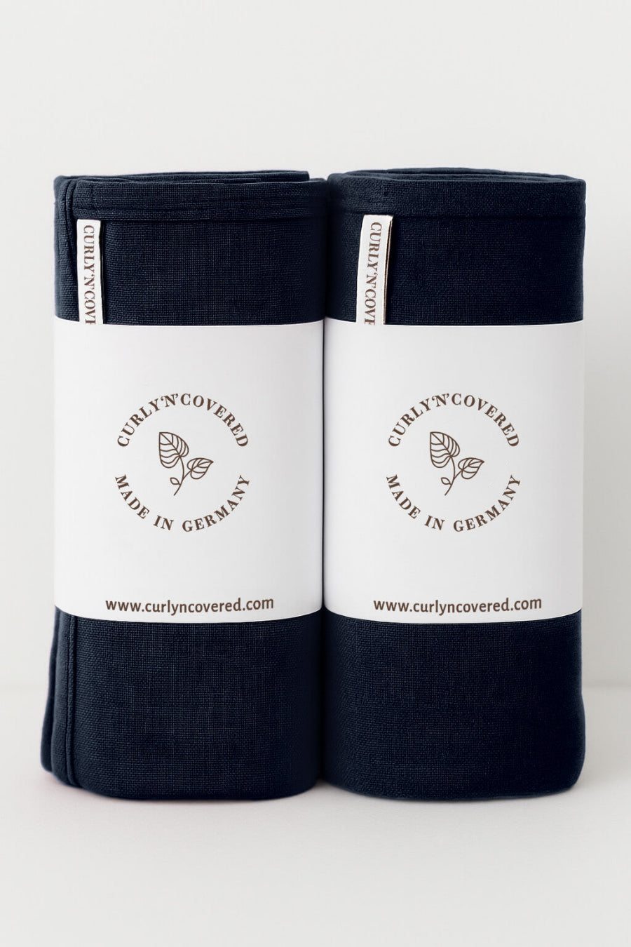 2er Bundle Bambus Haarhandtuch von Curly N Covered in der Farbe Schwarz aus zertifizierter Bambus Viskose, beide Handtücher gerollt und mit Banderole umwickelt