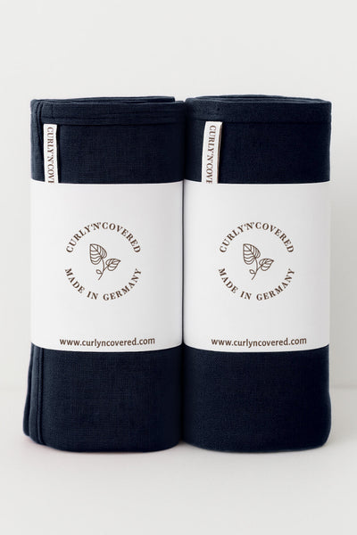 2er Bundle Bambus Haarhandtuch von Curly N Covered in der Farbe Schwarz aus zertifizierter Bambus Viskose, beide Handtücher gerollt und mit Banderole umwickelt