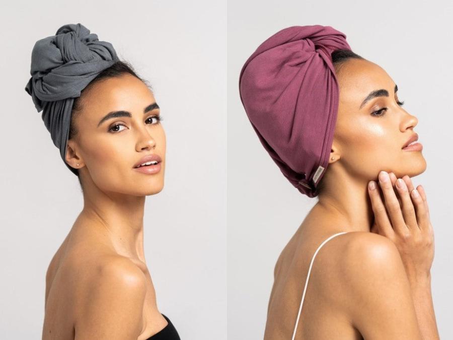Bundle Haar Handtuch und Turban Handtuch aus Bambus, Handtuch links in grau und Turban rechts in rot von CURLY N COVERED 
