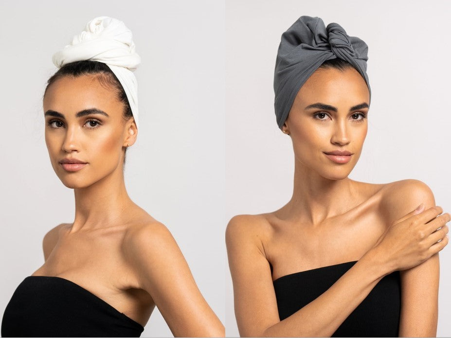 Bundle Haar Handtuch und Turban Handtuch aus Bambus, Handtuch links in weiß und Turban rechts in grau von CURLY N COVERED 