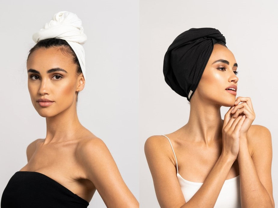 Bundle Haar Handtuch und Turban Handtuch aus Bambus, Handtuch links in weiß und Turban rechts in schwarz von CURLY N COVERED 
