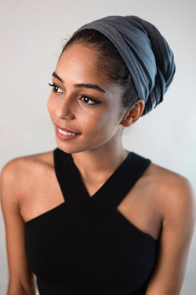 Hübsche Frau, die ein graues Bambus Haar Handtuch von Curly'N'Covered als Turban trägt