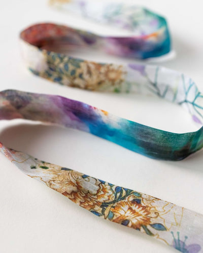 Detailaufnahme eines Flamingo Haarbands aus Leinen und Seide von CURLY N COVERED