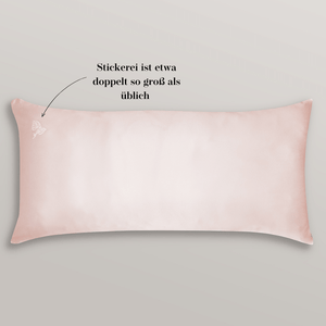 Seidenkissenbezug von CURLY N COVERED aus reiner Maulbeer-Seide in zart rosa in den Maßen 40 x 80 mit großem Stick
