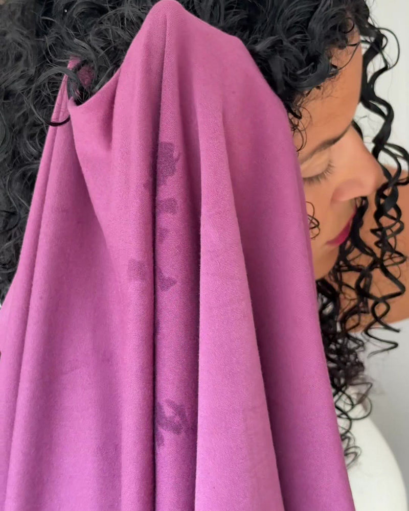 Microplopping mit dem Bambus-Viskose Locken Handtuch von Curly N Covered, nasse Locken werden sanft ausgedrückt